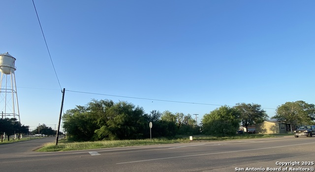 102 E Leona Property Photo 2