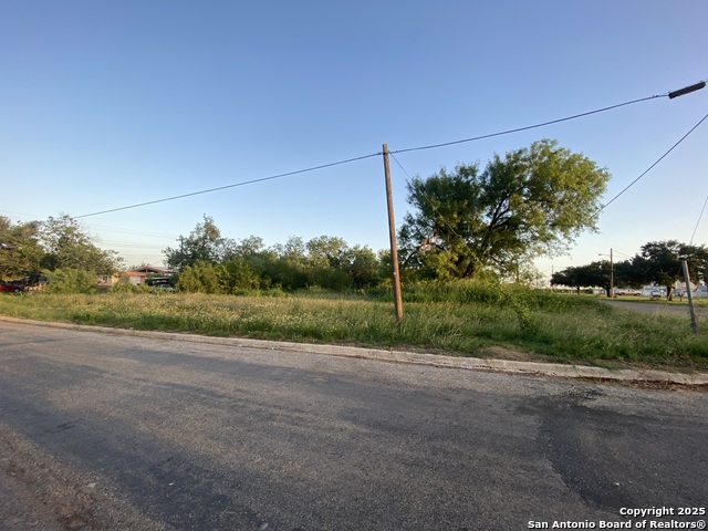 102 E Leona Property Photo 4