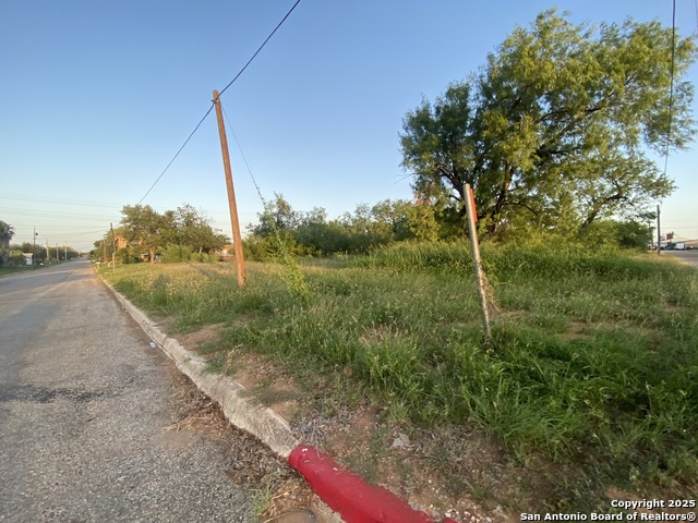 102 E Leona Property Photo 6
