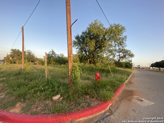 102 E Leona Property Photo 7