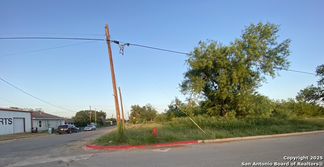 102 E Leona Property Photo 10