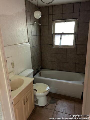 227 Noria St Property Photo 9