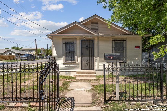 2121 San Fernando Property Photo 2