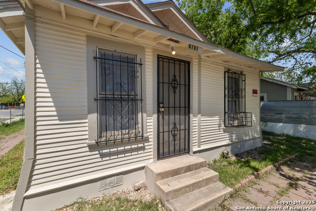 2121 San Fernando Property Photo 3