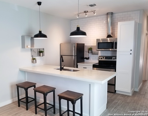 908 Camaron St Property Photo 2