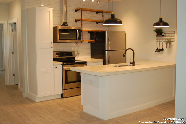 908 Camaron St Property Photo 7