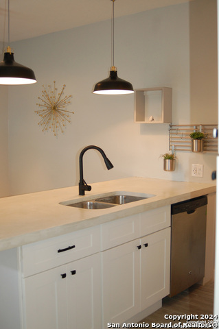 908 Camaron St Property Photo 8