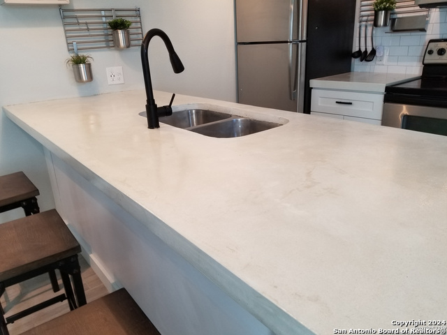 908 Camaron St Property Photo 9