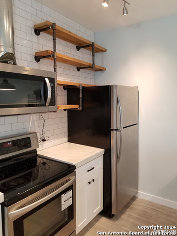 908 Camaron St Property Photo 10