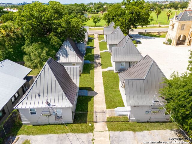930 E Grayson St Property Photo 1