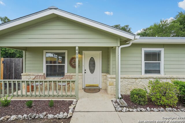 121 S Plant Ave Property Photo 1