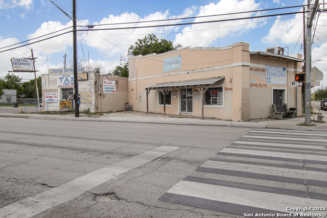 425 N Zarzamora Property Photo 1