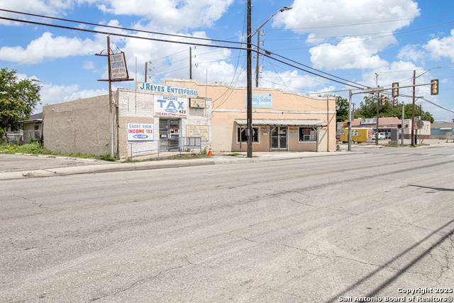 425 N Zarzamora Property Photo 2