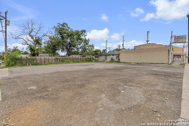 425 N Zarzamora Property Photo 11