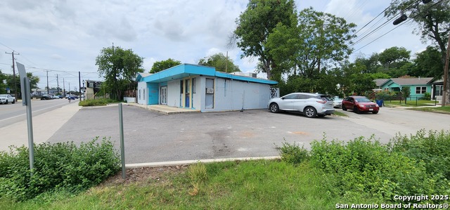 2909 N Saint Marys Property Photo 3