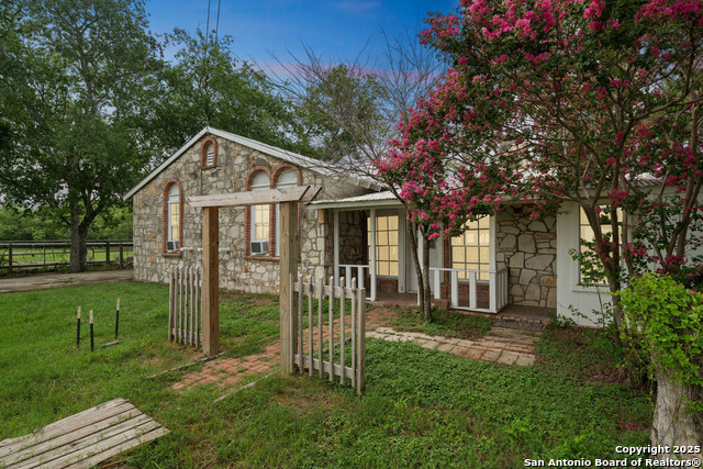 897 Zig Zag Property Photo 1