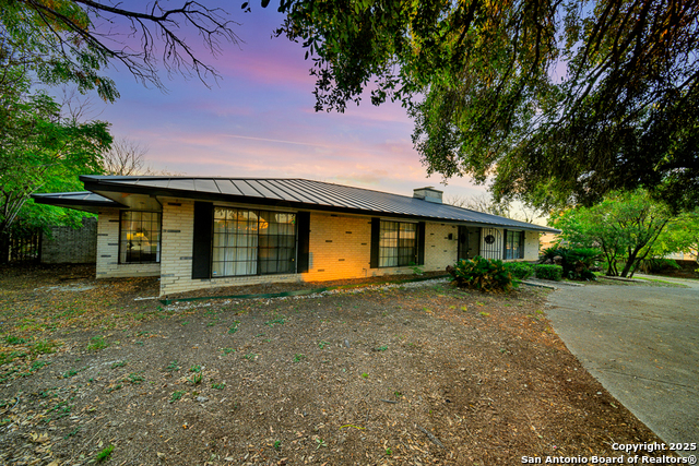 605 Squires Property Photo 1