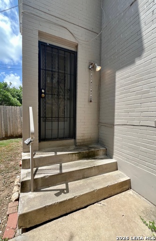 424 E Ashby Pl Property Photo 2
