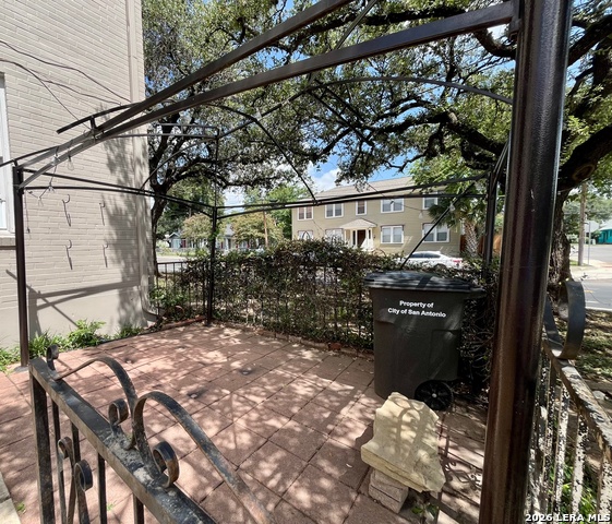 424 E Ashby Pl Property Photo 4