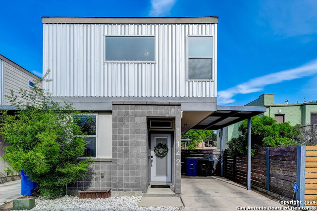 142 E Myrtle St Property Photo 1