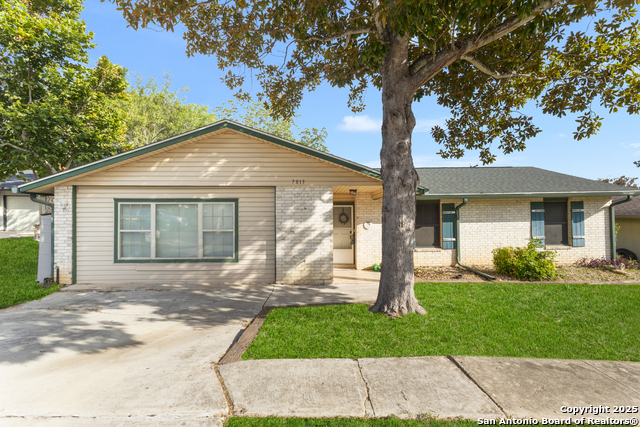 7813 Hollow Oak Property Photo 1