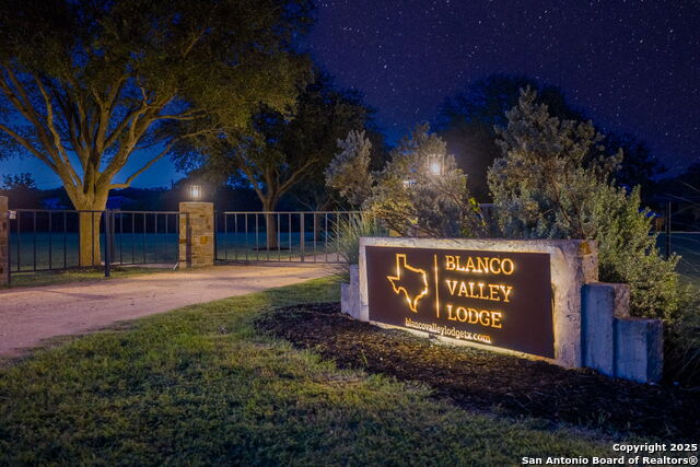 871 Chimney Valley Rd Property Photo 2