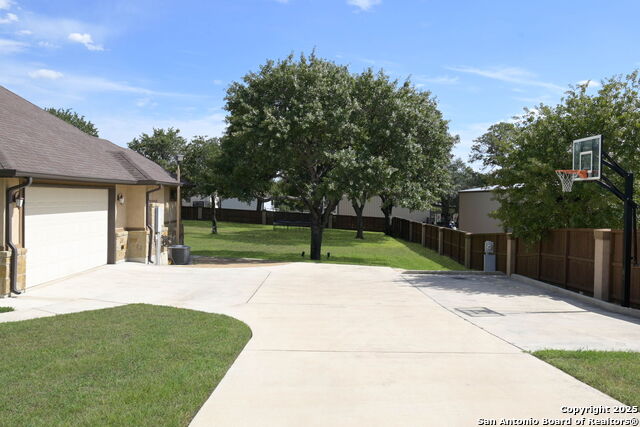 113 Eden Crossing Property Photo 3