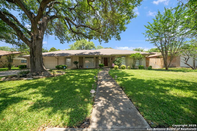 425 Crestwind Dr Property Photo 1