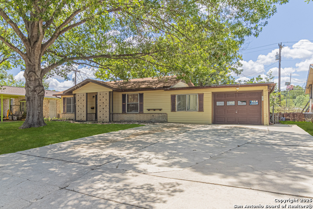 638 N Prestwick Blvd Property Photo 1