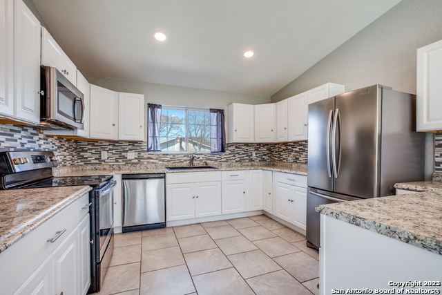 2610 Lakebriar St Property Photo 4