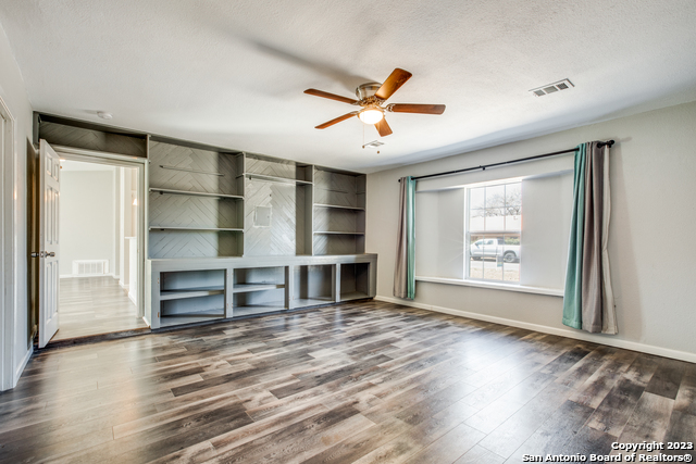 2610 Lakebriar St Property Photo 6