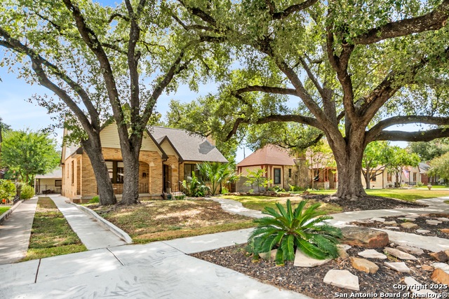 2118 W Kings Hwy Property Photo 1