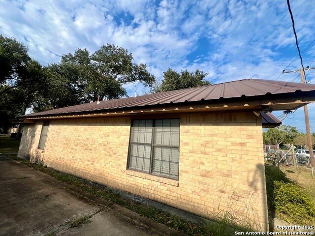 406 W Sylvia Property Photo 3
