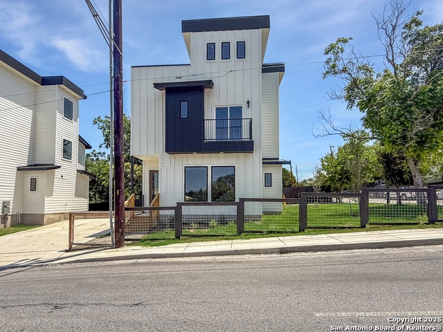 122 S WALTERS ST. Property Photo 1