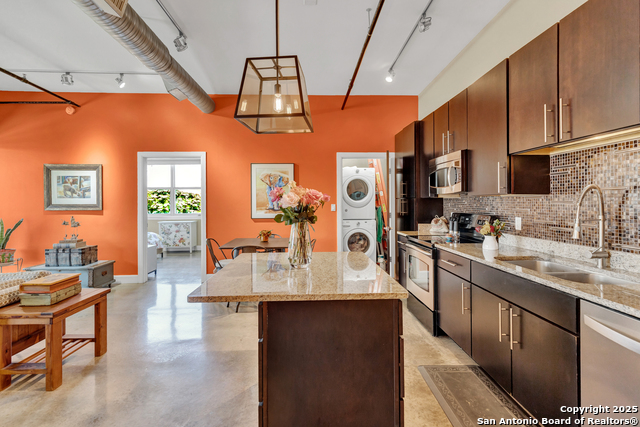 831 S Flores Property Photo 5