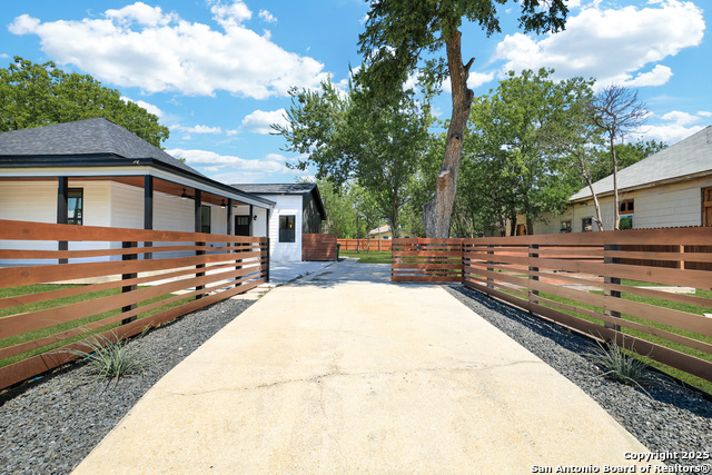 2425 Monterey St Property Photo 3