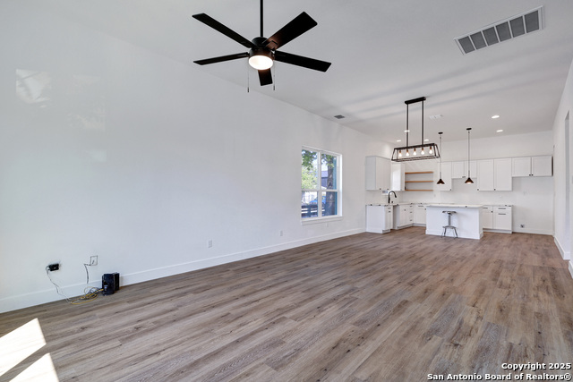 2425 Monterey St Property Photo 8