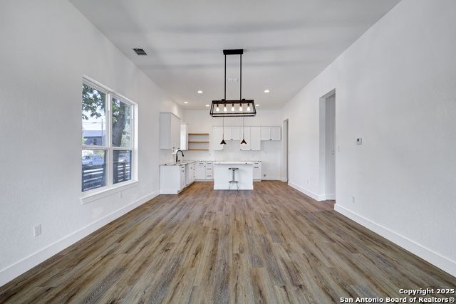 2425 Monterey St Property Photo 9