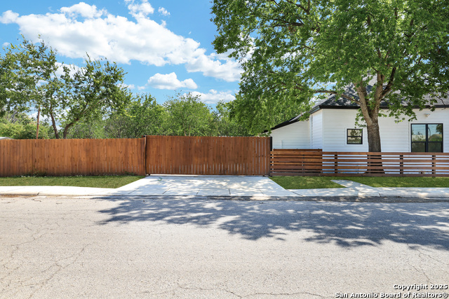 2425 Monterey St Property Photo 35