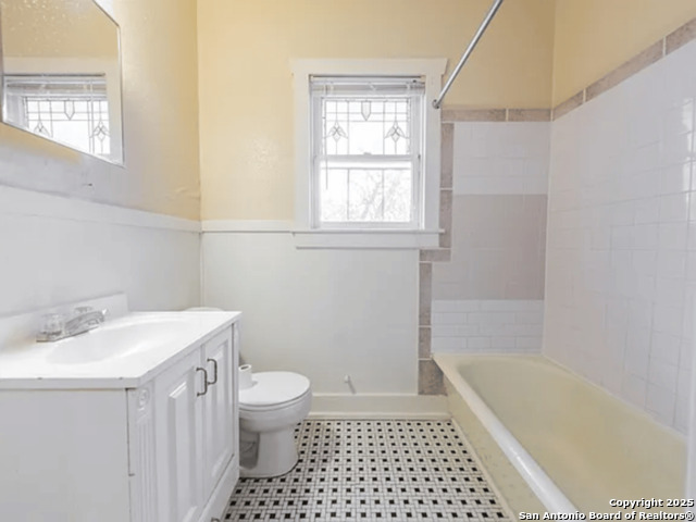 631 E Ashby Property Photo 8