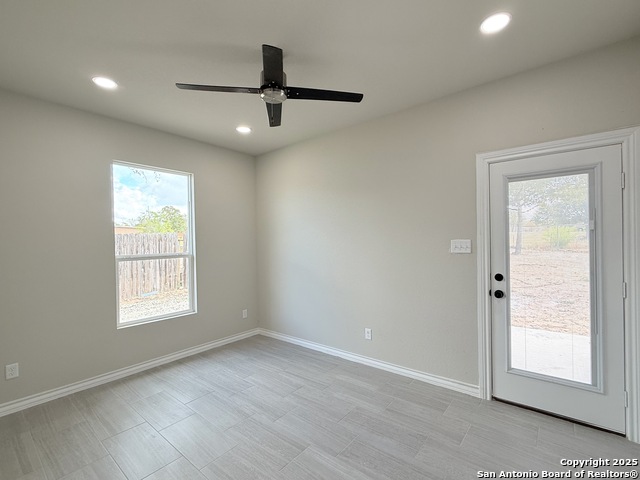 3274 N Ih 35 Property Photo 28