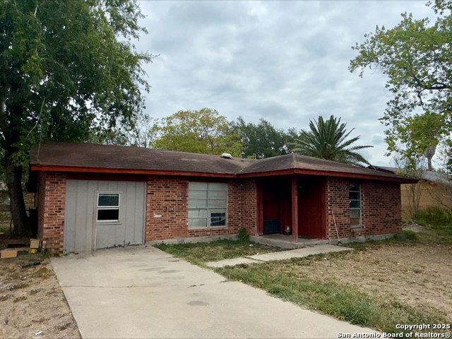 805 Continental Dr Property Photo 1
