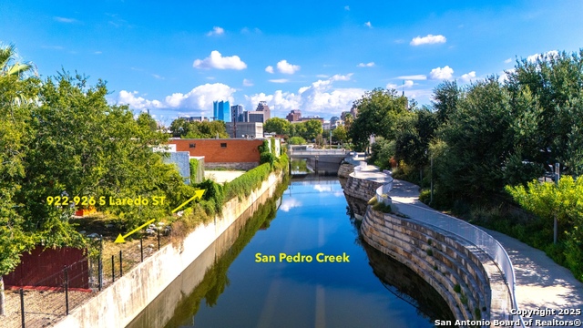 922-926 S Laredo St Property Photo 1