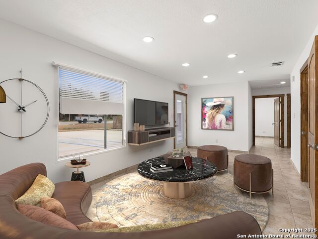 1026 W Oaklawn Street Property Photo 3