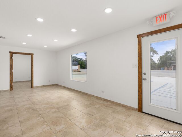 1026 W Oaklawn Street Property Photo 4