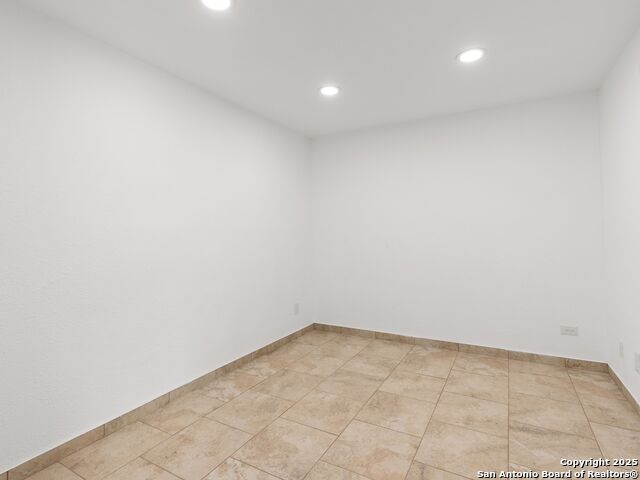 1026 W Oaklawn Street Property Photo 6