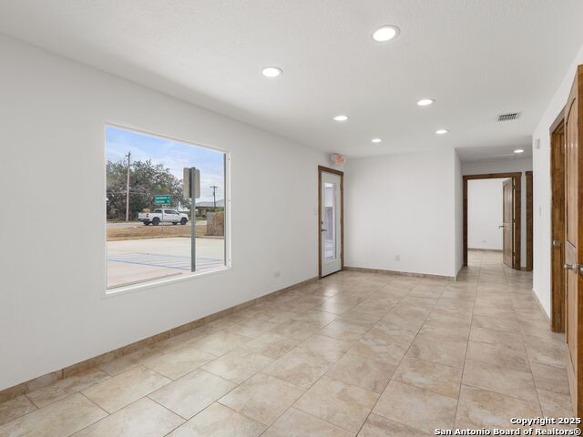 1026 W Oaklawn Street Property Photo 8
