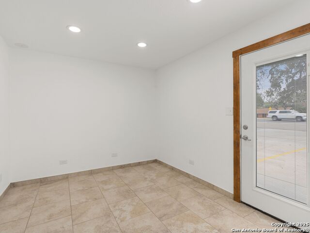 1026 W Oaklawn Street Property Photo 9