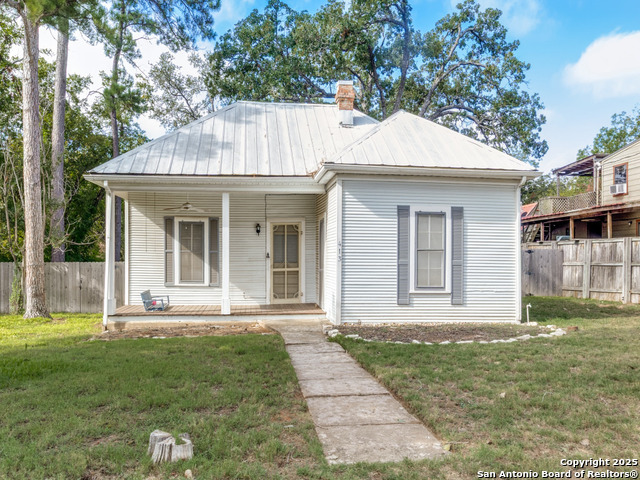 413 E College St Property Photo 1