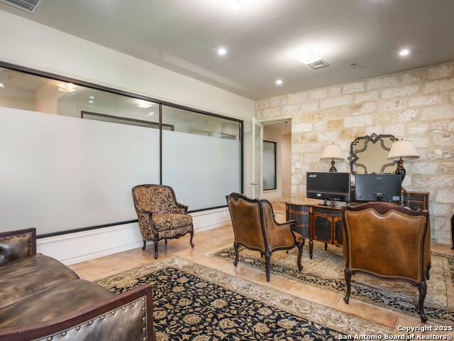 5150 N Loop 1604 Property Photo 22